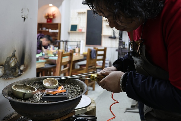 Yantai craftsman keeps centuries-old gold, silver art alive
